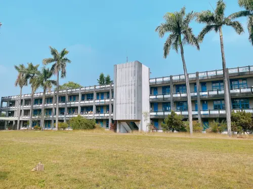 1962年創校的台南市鳳和高中,曾是超高升學率的明星私校。(圖/翻攝GoogleMaps) ▲1962年創校的台南市鳳和高中,曾是超高升學率的明星私校。(圖/翻攝GoogleMaps)