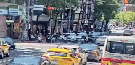 ▲台北林森北屋齡39年的「幸運大廈」外牆磁磚剝落，砸中下方路口等紅燈的兩輛汽車，造成其中一車後座母女受傷送醫。（圖／翻攝畫面）