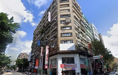 ▲發生外牆磁磚掉落傷人的林森北路「幸運大廈」屋齡39年。（圖／Google Maps）