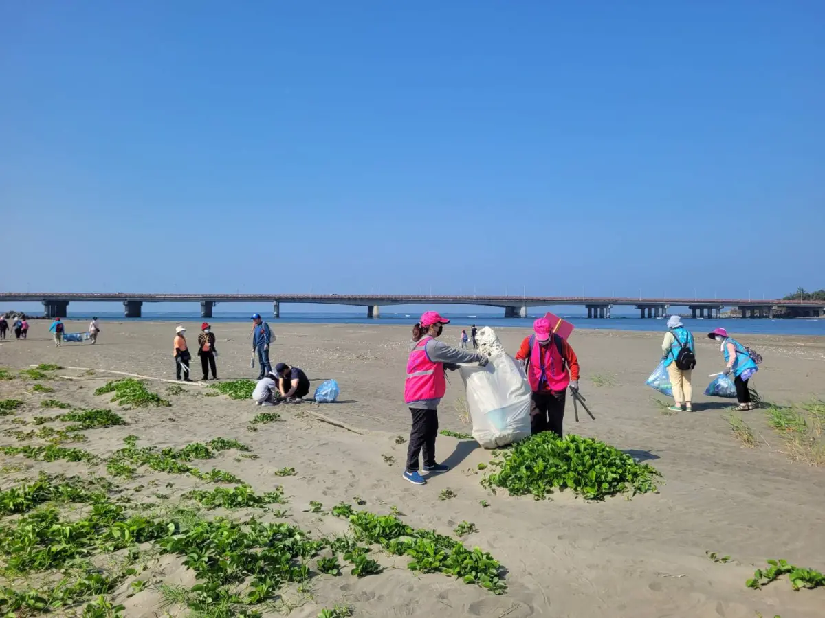 ▲臺南市政府環保局為響應世界水日，於安平區四草大橋海岸舉辦淨溪淨灘活動。（南市環保局提供）
