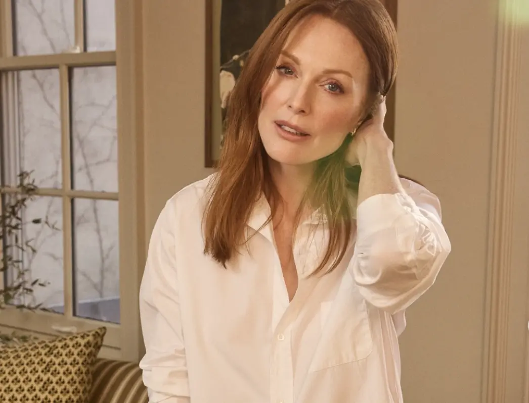 ▲奧斯卡影后茱莉安摩爾和高級襯衫品牌合作，推出自己設計的白襯衫，一件要賣台幣近9000元，類似款式的白襯衫在平價百貨一件售價不到600元，網友直呼「貴到快跟車貸一樣」。（圖／摘自IG）