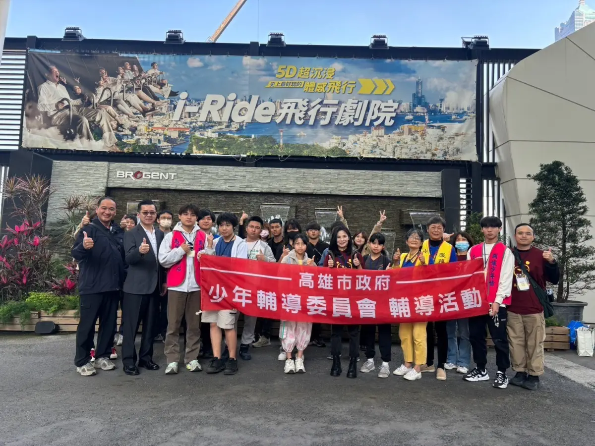 ▲高市少年隊、少輔會今天在隊長陳仁正的帶領下前往智崴全球股份有限公司，帶領少年透過高科技體感互動學習，啟發未來生涯探索。(圖／高市少年隊提供)