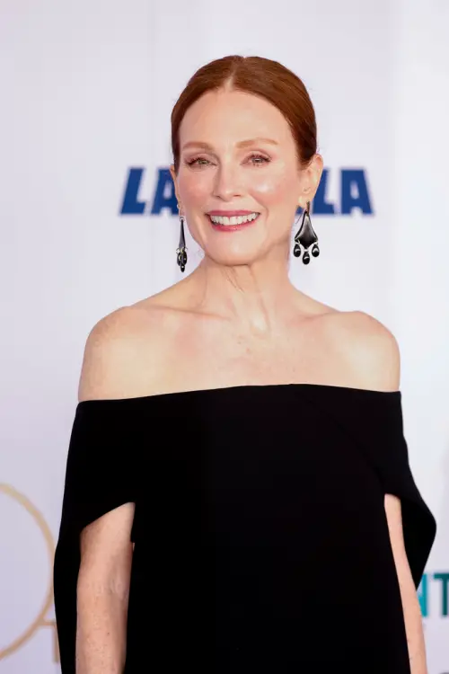 ▲茱莉安摩爾近來推出和高級襯衫品牌合作的白襯衫，卻因售價高昂引起網友熱議。（圖／美聯社／達志影像）