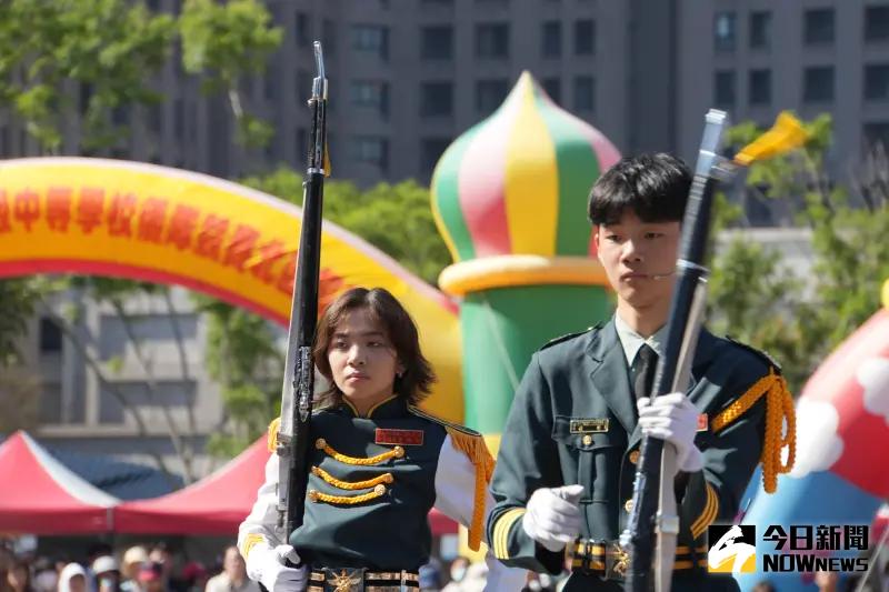 ▲陸軍司令部在桃園藝文廣場舉辦「第八屆全國高級中等學校儀隊競賽」北區初賽。（圖／記者呂炯昌攝）