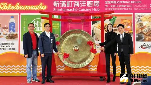 ▲以敲鑼儀式象徵新濱町海洋廚房正式營運。（圖／記者陳美嘉攝，2025.03.22）