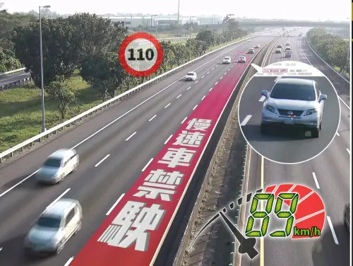 ▲Lexus開時速89公里行駛在國道內側車道，吞上龜速車罰單。（圖／國道公路警察局臉書）