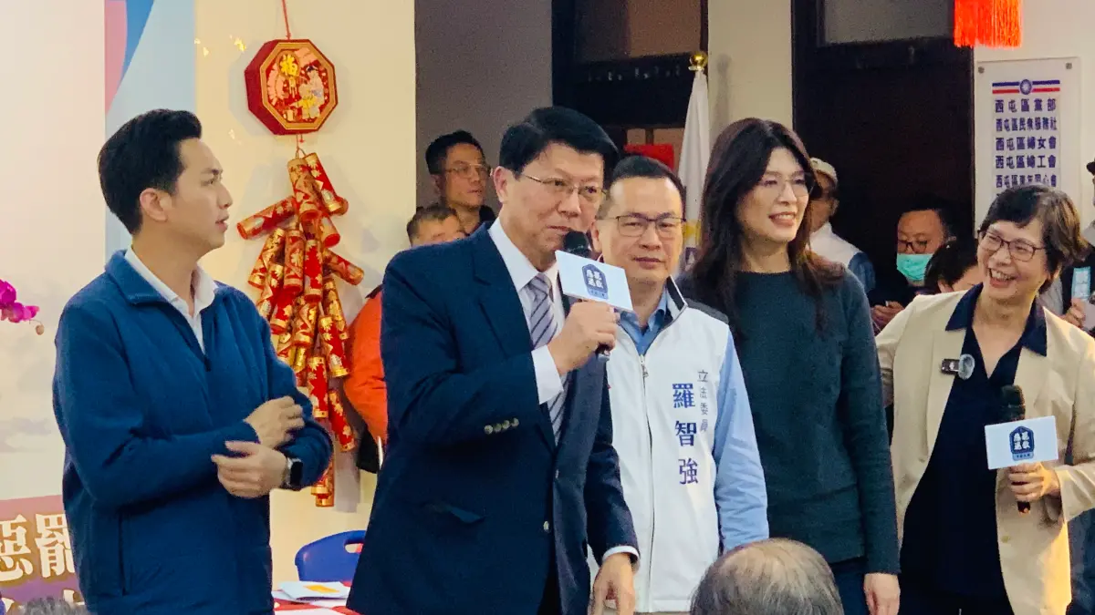 ▲立委謝龍介以民眾黨前主席柯文哲比喻自己現在的處境，逗得蔡壁如哈哈笑。（圖／記者顏幸如攝，2025.03.22）