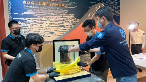 ▲取出作品〈富嶽三十六景 山下白雨〉。(圖/創價美術館提供) ▲取出作品〈富嶽三十六景 山下白雨〉。(圖/創價美術館提供)