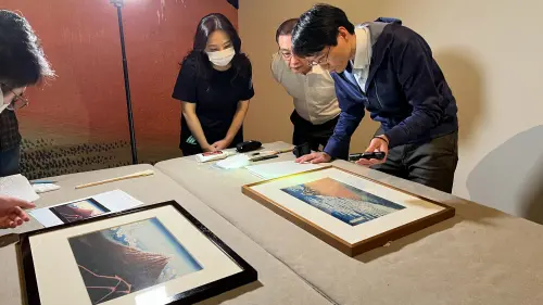 ▲東京富士美術館與創價美術館團隊慎重地檢查作品並確認資訊。(圖/創價美術館提供) ▲東京富士美術館與創價美術館團隊慎重地檢查作品並確認資訊。(圖/創價美術館提供)