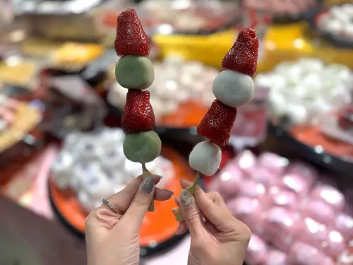 ▲「多嘉屋-草莓糰葫蘆」一串150元。（圖／記者鍾怡婷攝）