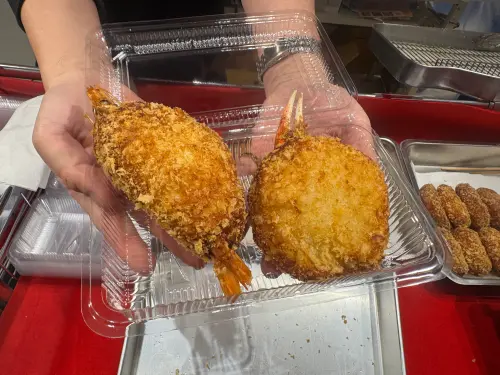 ▲炸魚餅螃蟹、炸魚餅蝦子，售價185元。（圖／記者鍾怡婷攝）