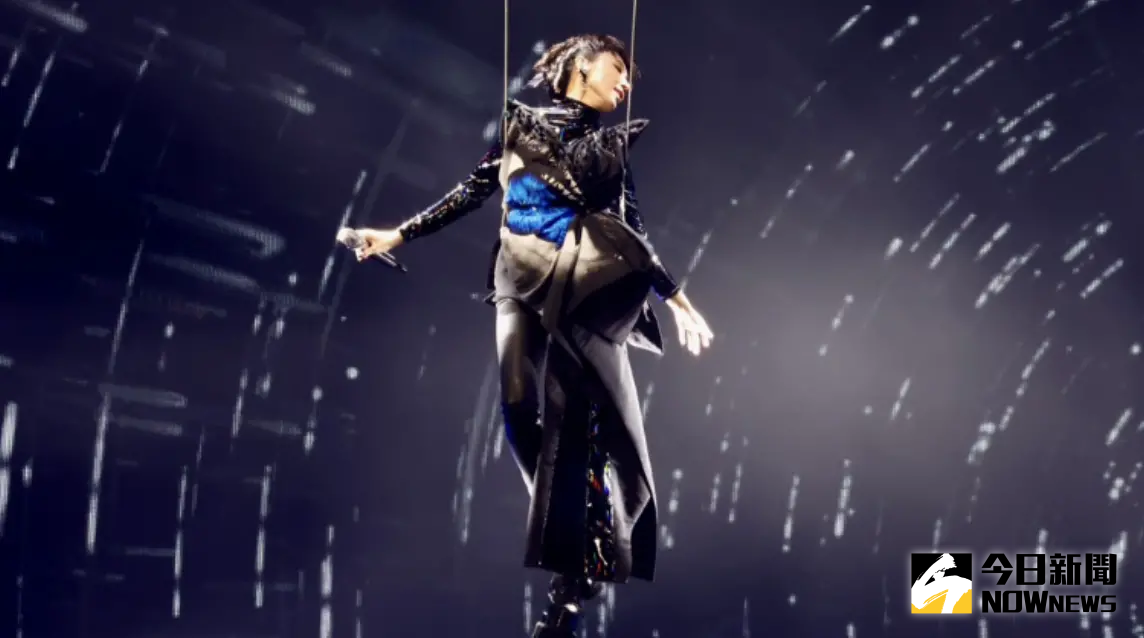 ▲戴佩妮（如圖）《2025「雙生火焰」演唱會》今（22）日在台北小巨蛋舉行，她稍早化身「空中飛人」從12米高空中緩緩亮相，同時向萬名歌迷高喊「台北小巨蛋！」氣勢相當驚人。（圖／記者李政龍攝影）