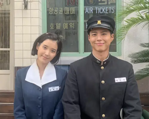 《苦盡柑來遇見你》標榜朴寶劍(右)和IU(左)主演,但朴寶劍卻只演一半就下車,讓粉絲崩潰不能接受。(圖/朴寶劍IG) ▲《苦盡柑來遇見你》標榜朴寶劍(右)和IU(左)主演,但朴寶劍卻只演一半就下車,讓粉絲崩潰不能接受。(圖/朴寶劍IG)