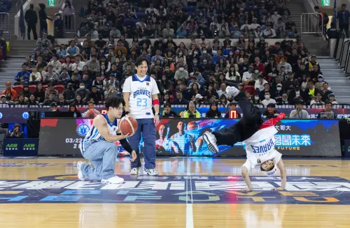 孫振與年僅9歲的NANA進行一場震撼人心的Breaking Battle尬舞對決 ▲孫振與年僅9歲的NANA進行一場震撼人心的Breaking Battle尬舞對決