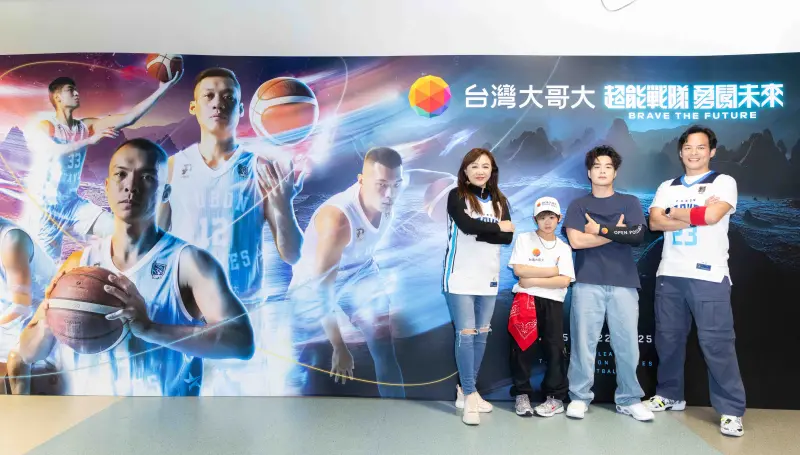 ▲台灣大邀請「霹靂舞國手」孫振Quake和剛加入運動家族「霹靂舞大賽冠軍」NANA林李納擔任開球嘉賓，董事長蔡明忠親自出席，總經理林之晨則以「超能戰隊隊長」身分進行開球。（圖／台灣大哥大提供）
