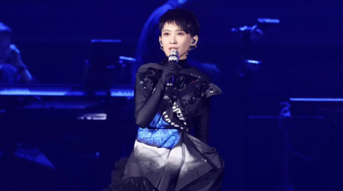 ▲戴佩妮（如圖）今（22）日舉辦《2025「雙生火焰」演唱會》，稍早演唱到抒情歌曲〈鬧劇〉前，她站在舞台白色布幕前方，突喊聲求救自己站在舞台邊緣，「我差一步就掉下去啦！再差一步就出事了！」演出中斷令全場眾人都嚇了一跳。（圖／記者李政龍攝影）