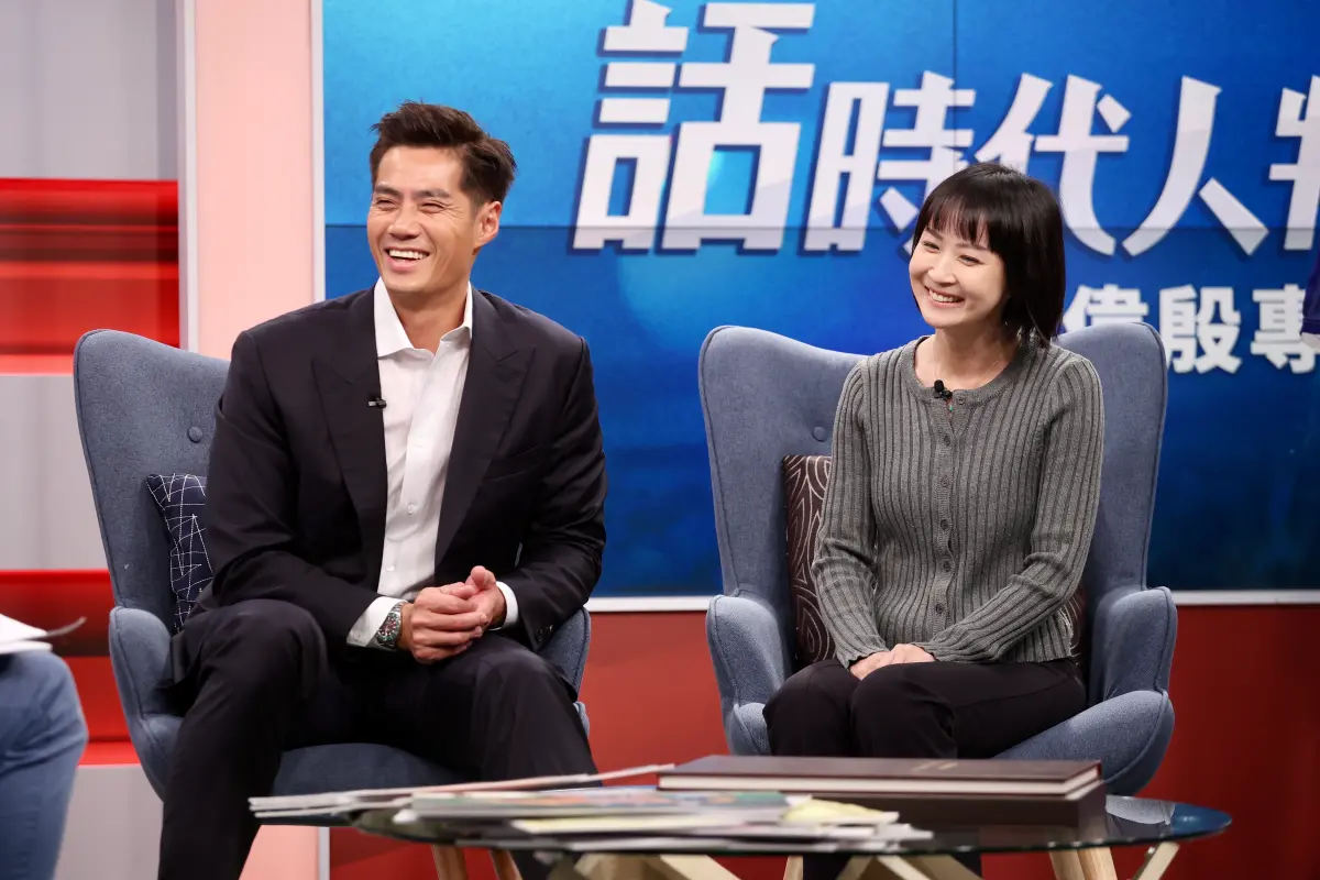 ▲陳偉殷（左）和妻子蔡意雯難得一起在電視訪問中合體亮相。陳偉殷透露家族曾反對他打棒球，爸爸曾拿菜刀劈碎他的手套，自己在球員生涯中只哭過兩次。（圖／三立提供）