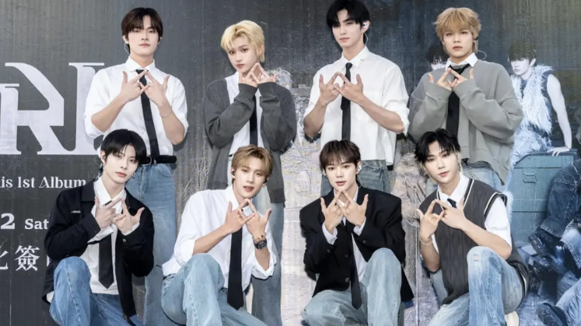 ▲《原子少年2》出道的男團「ARKis」由李東翰（前排左起）、Vin、Alex、黃崇峻及鄭彫秦（後排左起）、李定、禾雁凱及伍承慶組成，今（22）日首場專輯簽唱會擠爆信義區，眾人爆料彼此私下一面，李定、禾雁凱「都有王子病」，黃崇峻則是團內的遲到王。（圖／踢帕娛樂提供）