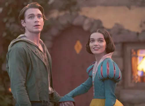 ▲迪士尼真人版《白雪公主》在台灣與北美上映首日都拿下票房冠軍。女主角瑞秋曾格勒(右)雖然言論引來圍剿,片中的演技和歌喉都頗獲影評人稱讚,真人版改動最大是男主角的身分已非王子,而是森林裡的盜匪頭子。(圖/摘自IMDb) ▲迪士尼真人版《白雪公主》票房相當不理想,女主角瑞秋曾格勒(右)因為發言引來圍剿,許多觀眾明顯抵制這部電影。(圖/摘自IMDb)