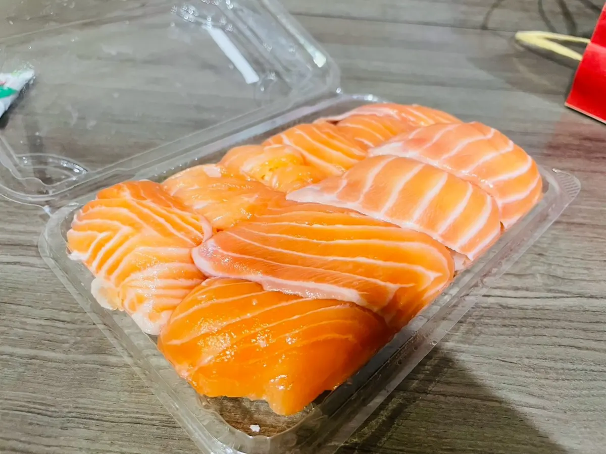 ▲沒搶到南港LaLaport日本超市LOPIA「生鮭魚壽司」開幕優惠不傷心，全台藏壽司一貫20元「炙烤銀鮭握壽司」開吃；爭鮮MAGiC TOUCH也有限店「壽司買一送一」一覽。（圖／記者陳雅雲攝）