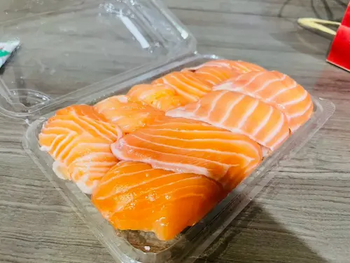 ▲LOPIA「生鮭魚壽司」看起來相當巨大，10貫壽司就把最大尺寸的盒子擠爆了（圖／記者陳雅雲攝）