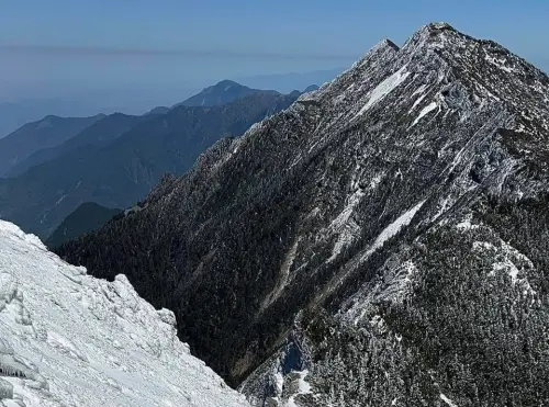 ▲玉山驚傳山難有2山友墜谷，讓玉山國家公園管理處難過發文示警民眾「千萬不要被好天氣騙了！」（圖／玉山國家公園臉書）