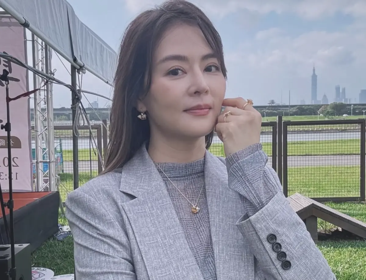 ▲劉香慈透露產後落髮嚴重，自己都覺得「驚心怵目」，連隨手順一順頭髮都能拉下一大撮，可是一見到女兒的可愛模樣，又覺得這點犧牲微不足道。（圖／摘自劉香慈IG）