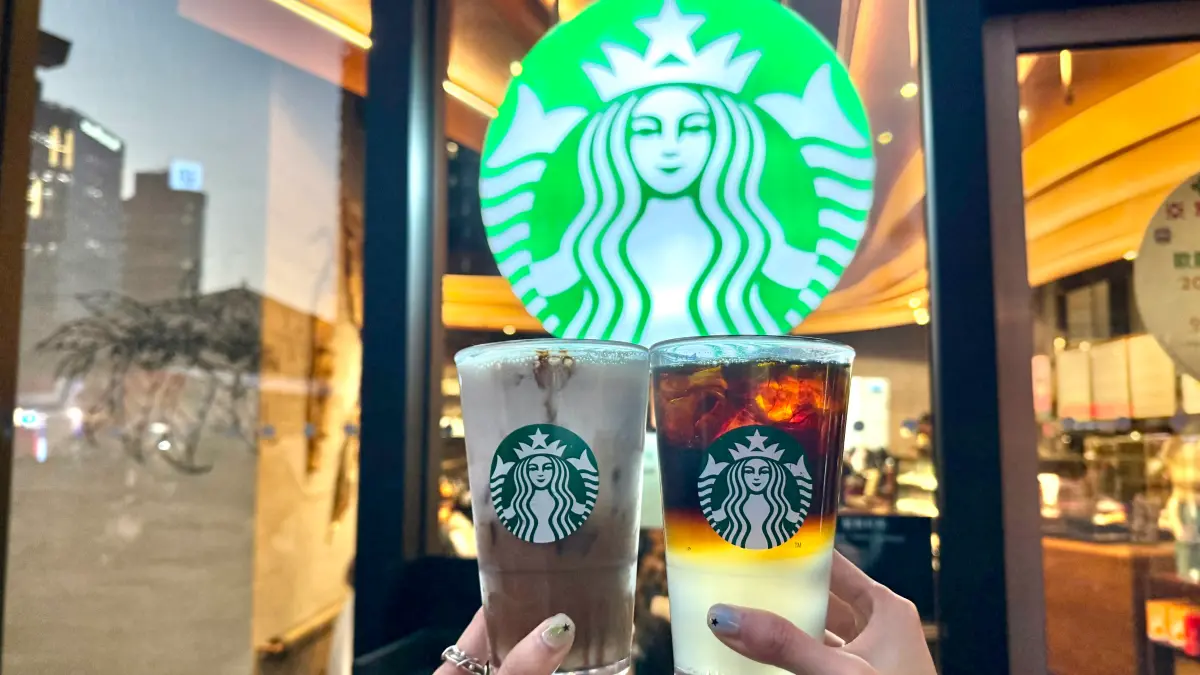 ▲把握最高溫30度好天氣，本週星巴克買一送一27週年慶咖啡優惠，今起連續2天先喝「半價多一杯」；週一伯朗咖啡館美式、本日咖啡也「買一送一」一覽。（圖／記者蕭涵云攝）
