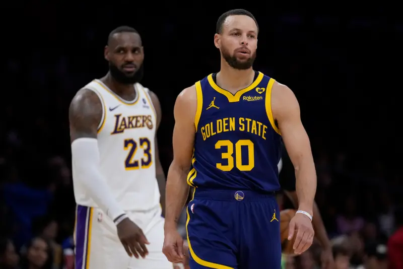 ▲《Playoff Picture and Status》網站公布NBA各隊晉級機率,經典的「勇湖大戰」恐在首輪上演,此外,快艇站穩第8種子,若是順利從附加賽殺出,將成西區季後賽最大黑馬,年輕的雷霆得小心應戰。(圖/美聯社/達志影像)