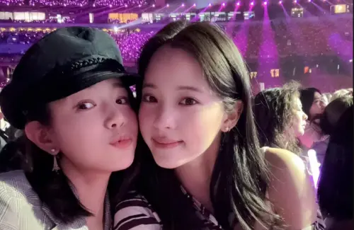 ▲陳妍希（左）合體歐陽娜娜（右）看演唱會，凍齡模樣看不出年齡差。（圖／翻攝自微博）