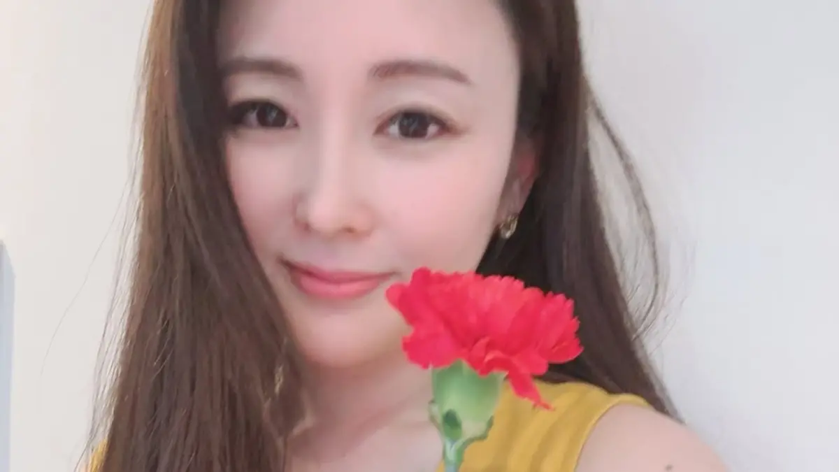 ▲麻衣離婚2年，身邊疑似出現新歡，深夜發文曬出在床上拍的自拍照，表示有意想不到的人突然聯絡她，讓她半夜開心到失眠，立刻引發熱烈討論。（圖／麻衣IG）