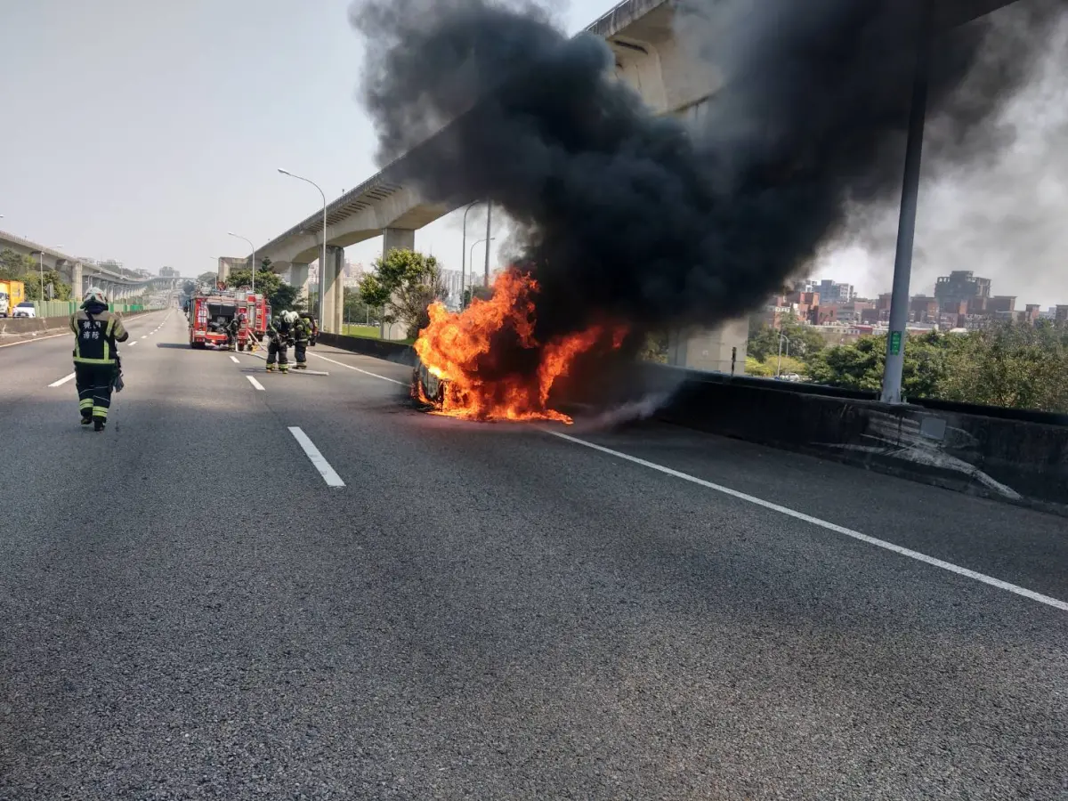 ▲國1楊梅段火燒車意外，整輛車燒到剩骨架。（圖／桃園消防局提供）