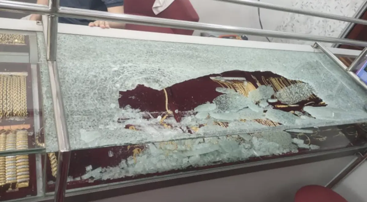 ▲馬來西亞的金店遭歹徒持玩具槍搶劫。（圖／翻攝自中國報）