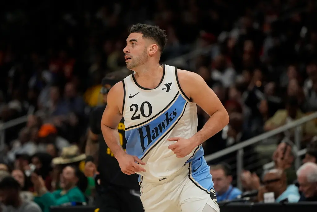 ▲老鷹「公園大叔」Georges Niang從板凳端跳出，全場投進6顆三分拿23分，搭配一哥Trae Young本季第41次雙十，合力幫助老鷹以124：115擊退勇士。（圖／美聯社／達志影像）