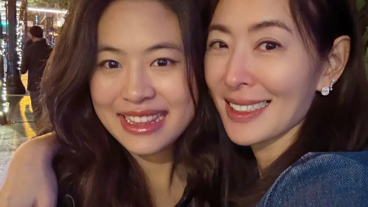 ▲女星賈永婕（右）的女兒安安（左）先前錄取美國名校「哥倫比亞大學」碩士班，又接連收到美國賓夕法尼亞大學（UPenn）、紐約大學（NYU）的通知，讓賈永婕激動直呼：「我一定上輩子做了什麼好事！」（圖／賈永婕臉書）