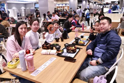 南港LaLaport直擊!她慢慢走吃到林聰明 鐵粉曝鰻鰻、LOPIA攻略
