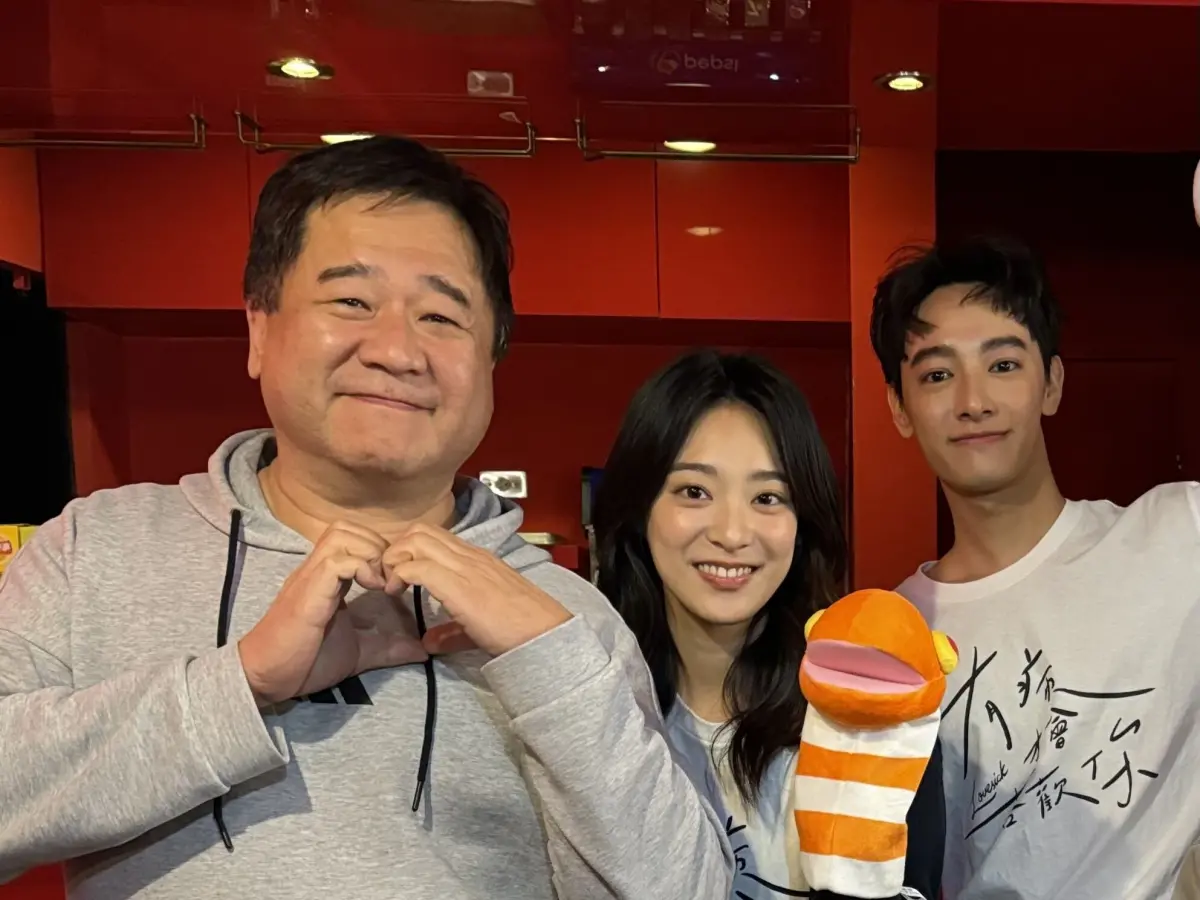 ▲瞿友寧（左起）出席《有病才會喜歡你》特映會，稱看著女主角江齊的成長，有點像看到女兒長大。江齊則被認為與片中另一位男演員劉修甫有「夫妻臉」。（圖／紅杉娛樂提供）