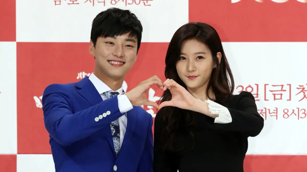 ▲金賽綸（右）曾和尹施允（左）出演電視劇《魔女寶鑑》，但因為兩人相差14歲，因此遭到許多黑粉抨擊「沒有CP感」，對此尹施允在本劇的發布記者會中，霸氣大家喊話：「不要罵金賽輪，有問題請衝我來。」（圖／JTBC）