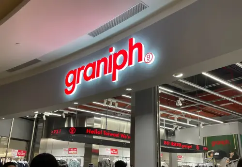 日本平價設計服飾廠牌「Graniph」在南港LaLaport設立店面,讓民眾不用跑到日本就可以買到。(圖/記者陳雅雲攝) ▲日本平價設計服飾廠牌「Graniph」在南港LaLaport設立店面,讓民眾不用跑到日本就可以買到。(圖/記者陳雅雲攝)