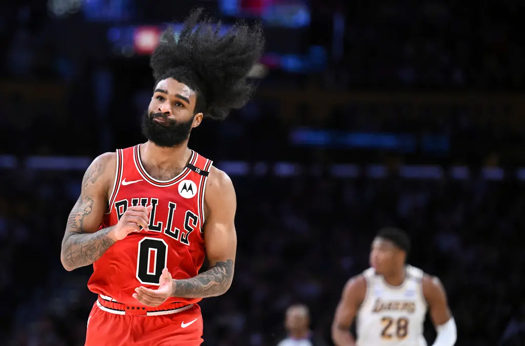 ▲Coby White全場出賽超過34分鐘，以70.6%投籃命中率狂砍36分，率公牛以146：115踐踏湖人主場，左打Luka Doncic、右踢Austin Reaves，讓詹皇百般無奈，White到底怎麼辦到的？（圖／美聯社／達志影像）