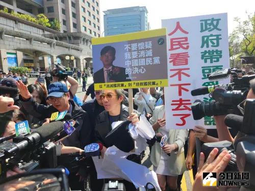 史書華鬧場挑釁黃國昌！自己人也不挺　台派教授批：刻意選擇衝突
