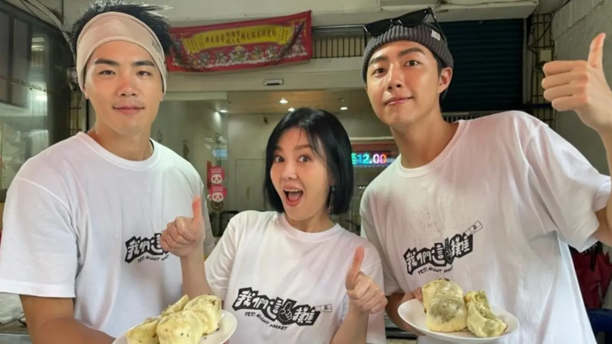 ▲苗可麗（中）回憶在宜蘭羅東夜市的「煎包地獄」，「當晚我大概包了300顆吧！」回憶那晚她苦笑：「我記得包到手指直接廢掉，真正感受到攤商們有多辛苦。」（圖／MyVideo提供）