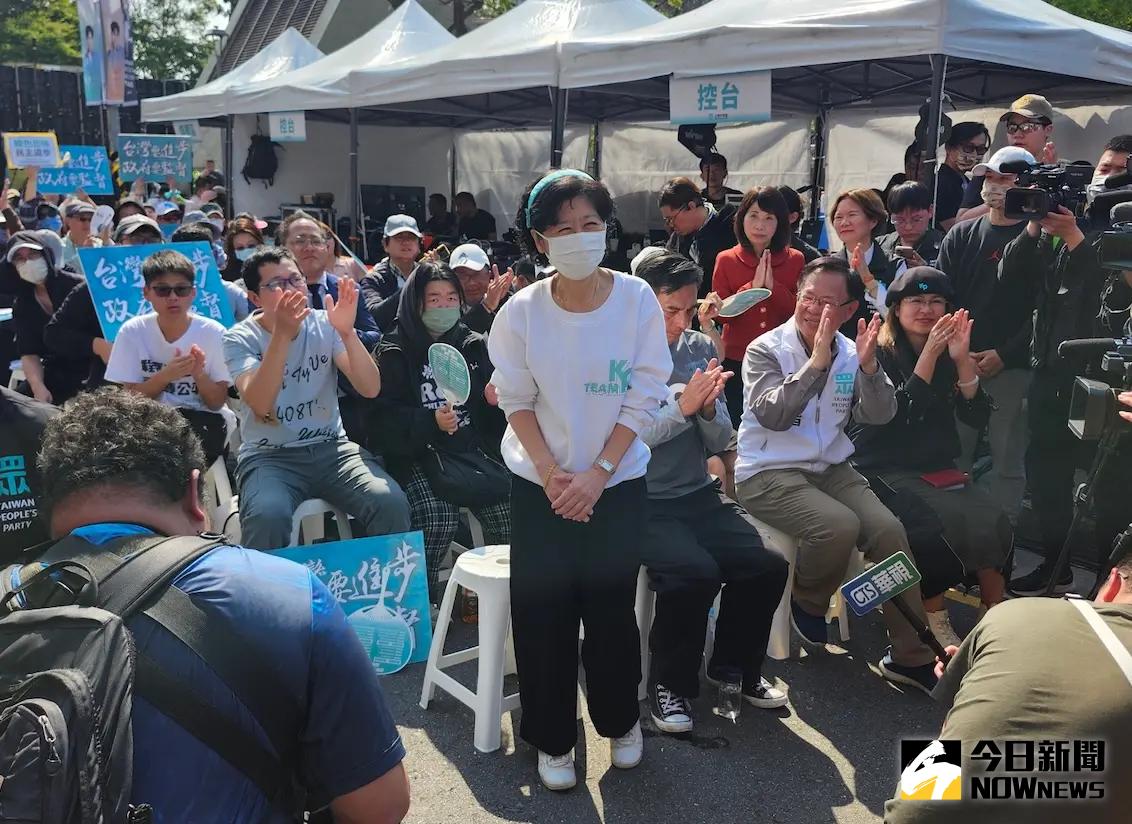 ▲民眾黨前主席的妻子陳佩琪對丈夫血尿憂心不已，她今天也來到民眾黨板橋宣講現場。（圖／記者吳翊緁攝，2025.03.23）