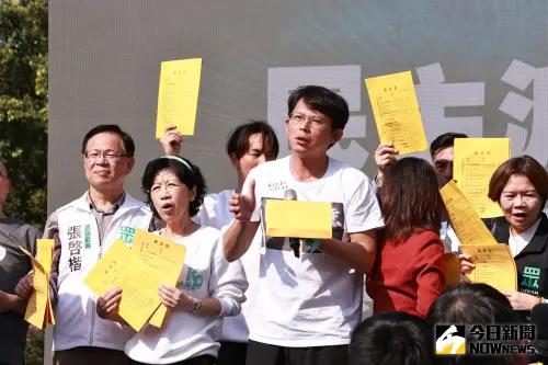 黃國昌宣講6000人「要當家」　發薪資袋高喊：民進黨還錢
