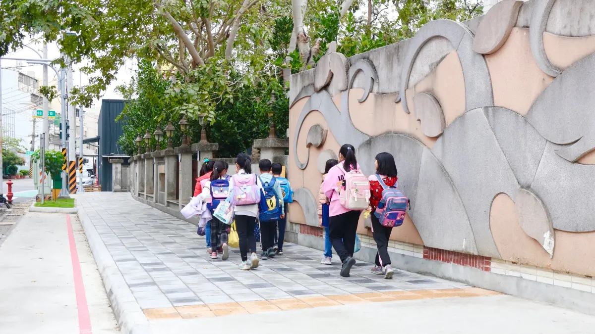 ▲仁武區八卦國小「通學步道」日前完工，寬大整齊又安全。（圖／高市府教育局提供）