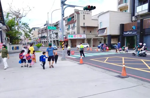 ▲仁武區八卦國小「通學步道」日前完工，寬大整齊又安全。（圖／高市府教育局提供）