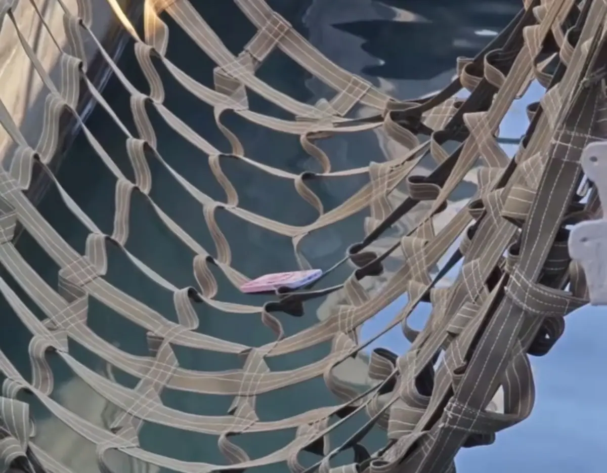 ▲民眾登武昌軍艦參觀，卻不慎弄掉手機，還好掉在防護網上，但如何撿回手機，掀起網友討論。（圖／cai_syuansyuan@threads）