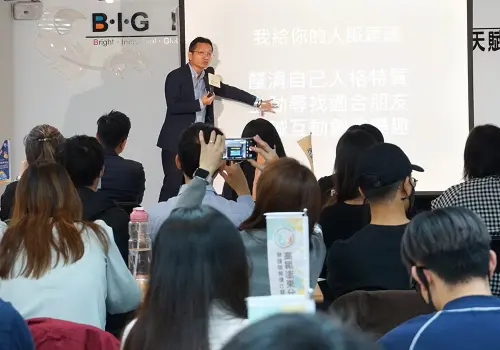 ▲勞動部高屏澎東分署邀請唯賀國際餐飲公司總經理吳家德到場與青年暢談調整職場頻率。(圖／記者黃守作攝)