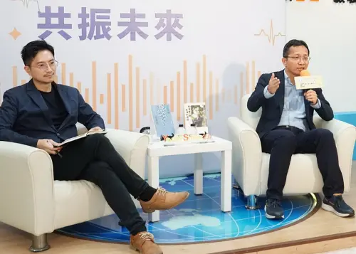 ▲唯賀國際餐飲公司總經理吳家德(右)與成功大學土木工程系教授洪靜(左)，與現場青年熱絡互動及對談。(圖／記者黃守作攝)