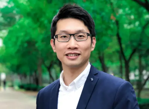 ▲樹科大流通管理系副主任陳冠霖提到,樹科大正積極籌備「寵物經營管理系」,希望培育具備寵物行為觀察、溝通技巧及產業管理能力的專業人才。(圖/翻攝畫面) ▲樹科大流通管理系副主任陳冠霖提到,樹科大正積極籌備「寵物經營管理系」,希望培育具備寵物行為觀察、溝通技巧及產業管理能力的專業人才。(圖/翻攝畫面)